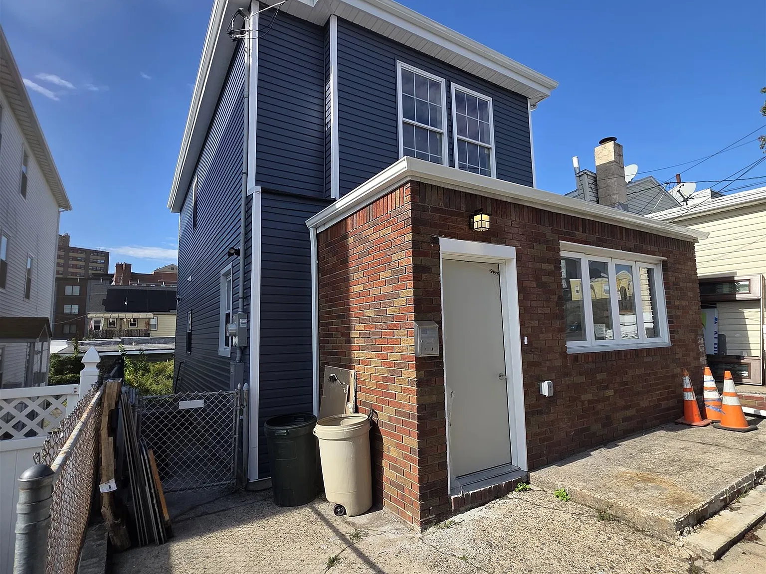 4 bed, 2.0 bath, 1800 sqft, $4,300 — Photo 2