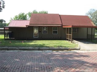146 S Locust St, Nowata, OK 74048