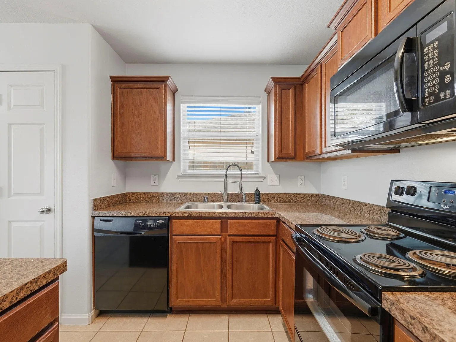 3 bed, 2.0 bath, 1647 sqft, $2,000 — Photo 4
