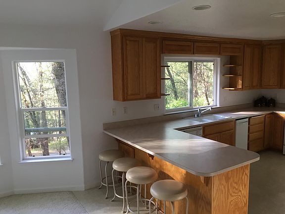 4th image of 1666 White Oak Dr