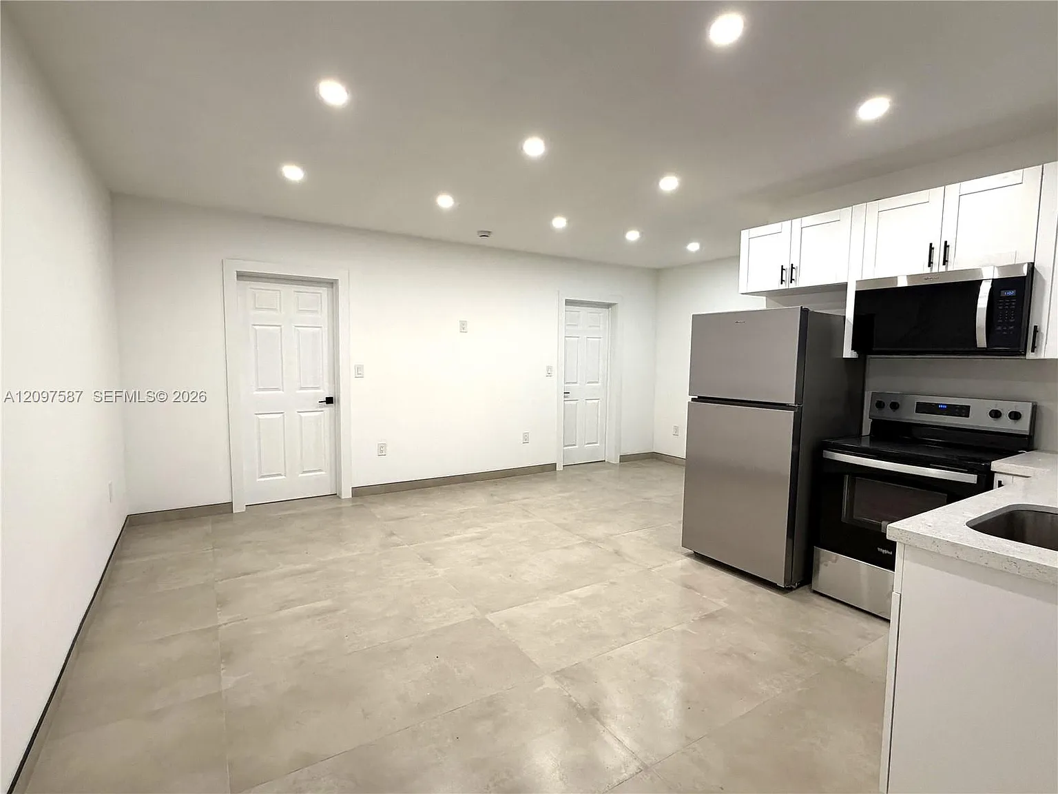 1235 Normandy Dr — Photo 3