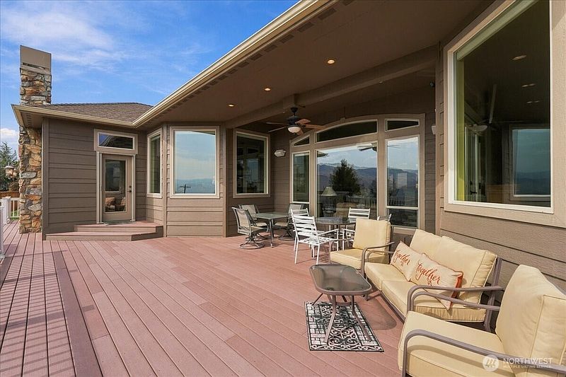 4th image of 905 Golden Crest Drive
