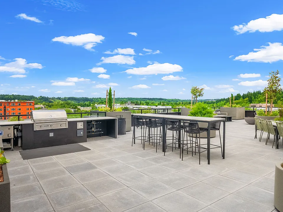 Grill master's paradise: BBQ on the rooftop with seats aplenty! ______