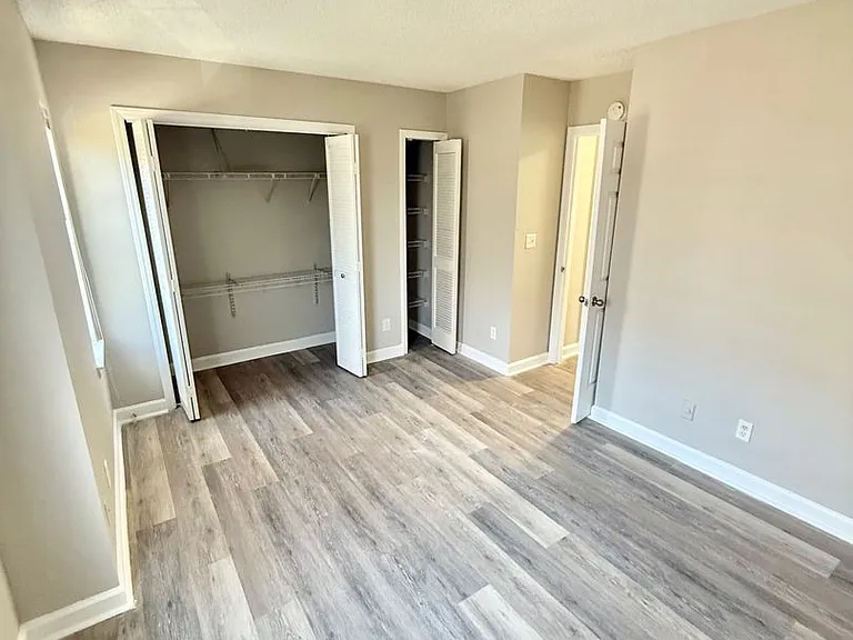 415 W 10th St — Photo 16