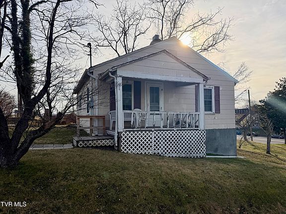 2nd image of 624 Maple St
