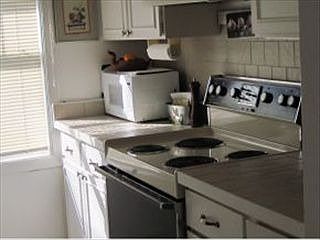 4th image of 910 Jamestown Ave #85
