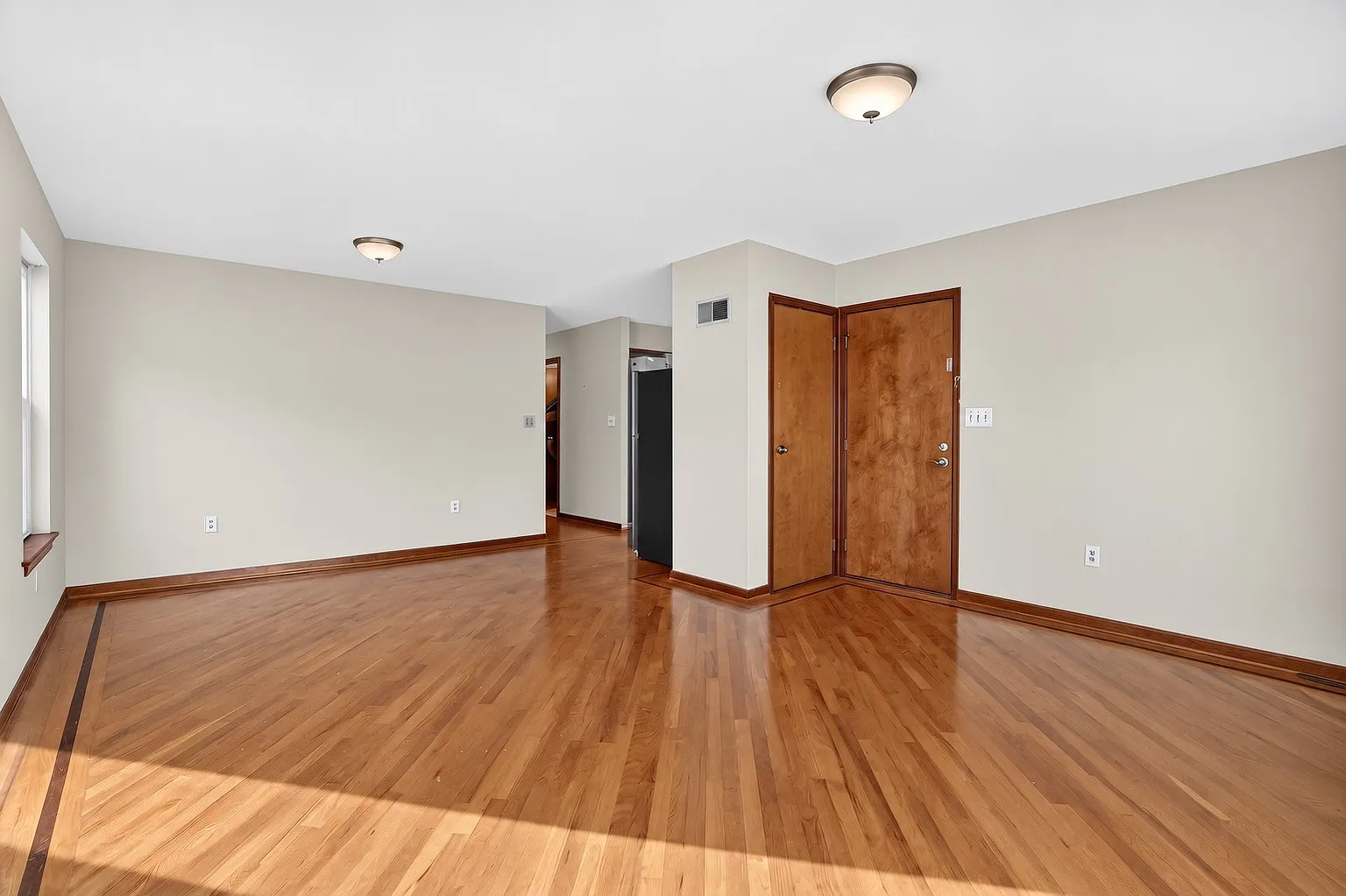 921 Jackson Ave — Photo 3