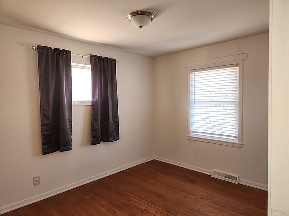 5th image of 900 E 83rd St