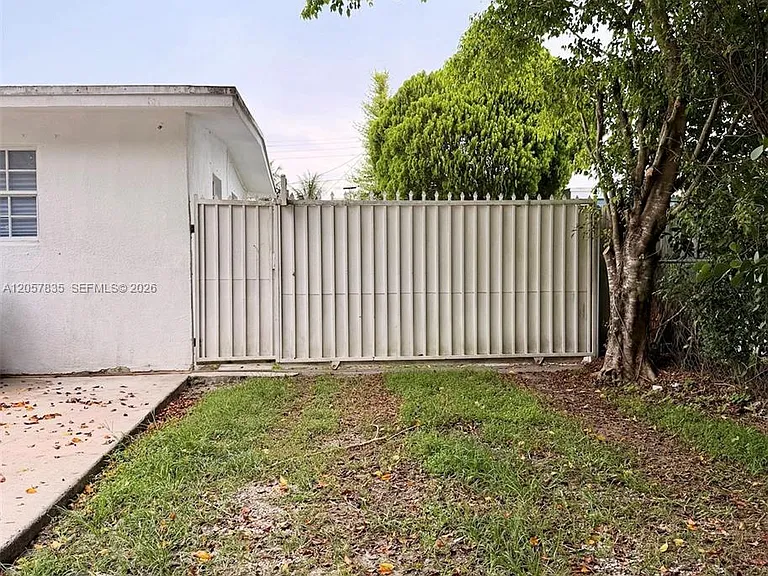 9815 SW 51st Ter #B — Photo 7
