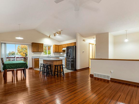 5th image of 13587 Becker Ct NE
