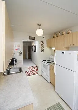 1075 Andrews St — Photo 7