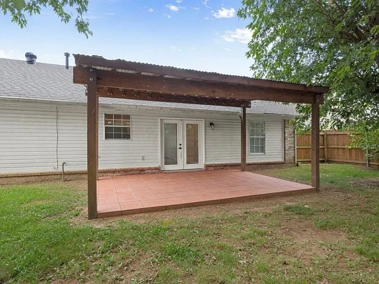 806 Michael St — Photo 16