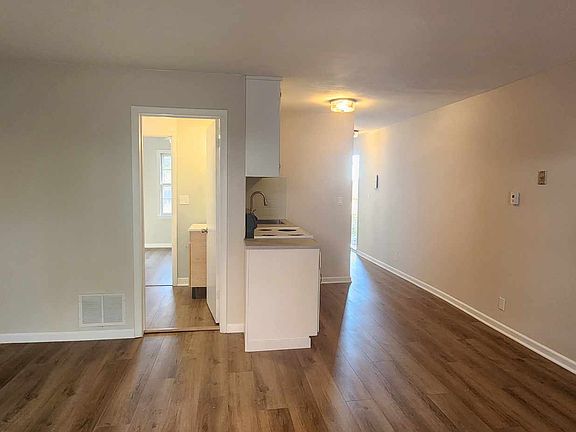 4th image of 3420 S Beaumont Ave #4
