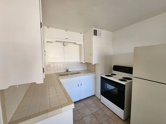 2nd image of 922 S Farmer Ave