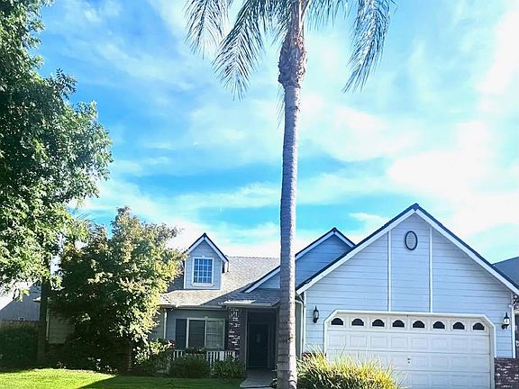 3rd image of 2559 E Fallbrook Ave