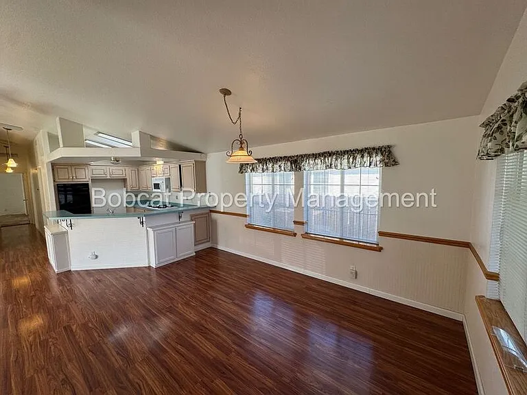 1129 Gambrel Dr — Photo 2