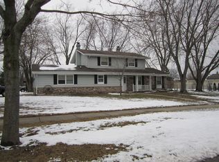8169 S Chapel Hill Dr, Franklin, WI 53132