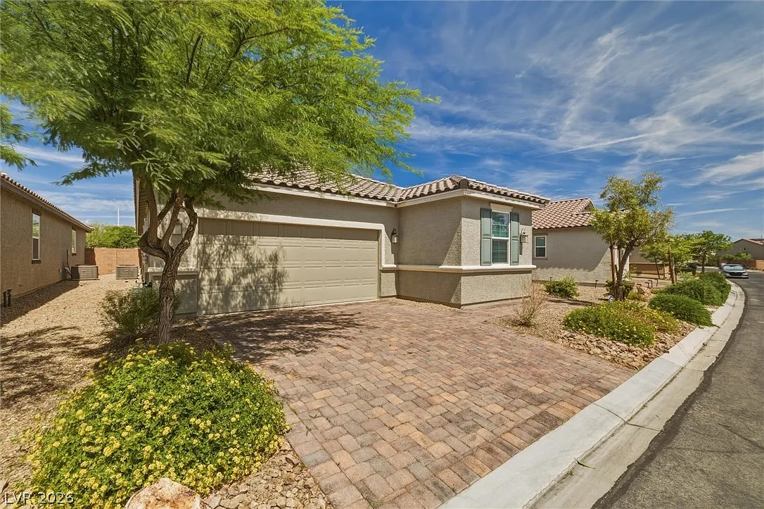 3 bed, 2.0 bath, 1849 sqft, $2,550 — Photo 3