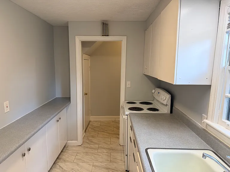 16 Larchmont Rd — Photo 8