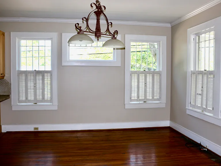 115 Robinson St — Photo 6