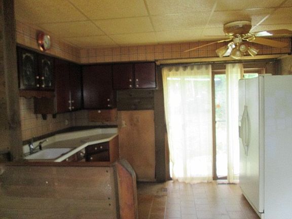 3rd image of 1422 Round Lake Dr