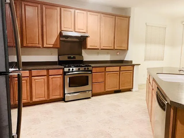 4 bed, 2.5 bath, 2212 sqft, $3,200 — Photo 2