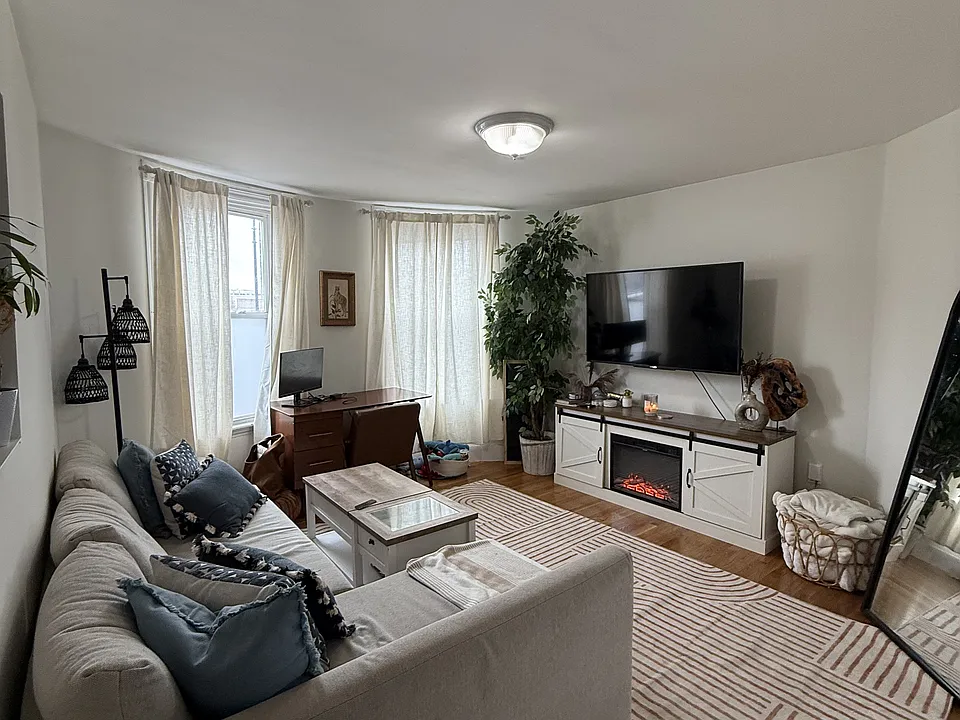 861 E 1st St #1