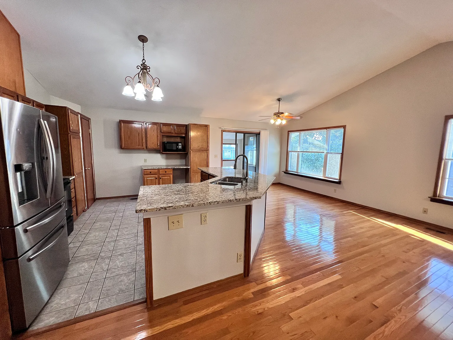 4 bed, 3.0 bath, 2374 sqft, $1,650 — Photo 4