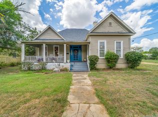1415 1st St, Floresville, TX 78114