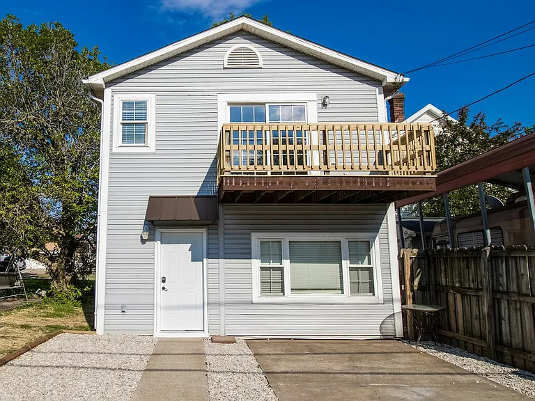 233 W 1st St — Photo 17