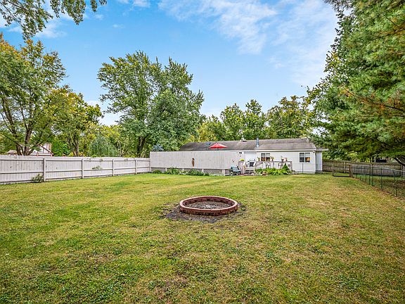 5th image of 902 S Sharon Dr