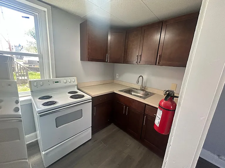98 Hanover St #4 — Photo 5