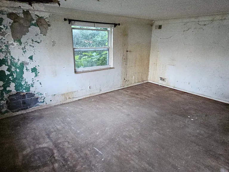 8461 Saint Clair Ave — Photo 6