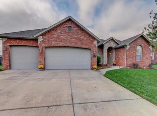 617 N Maplewood Hills Rd, Nixa, MO 65714