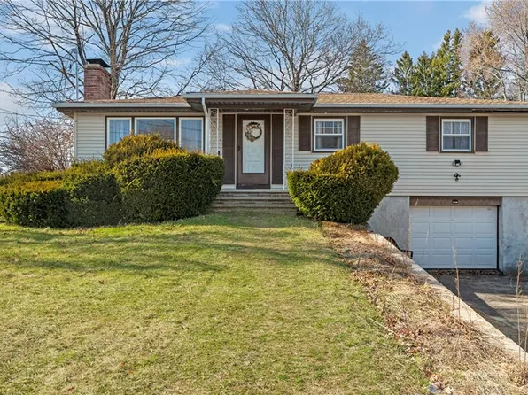 4 Elmwood Dr, Cumberland, RI 02864