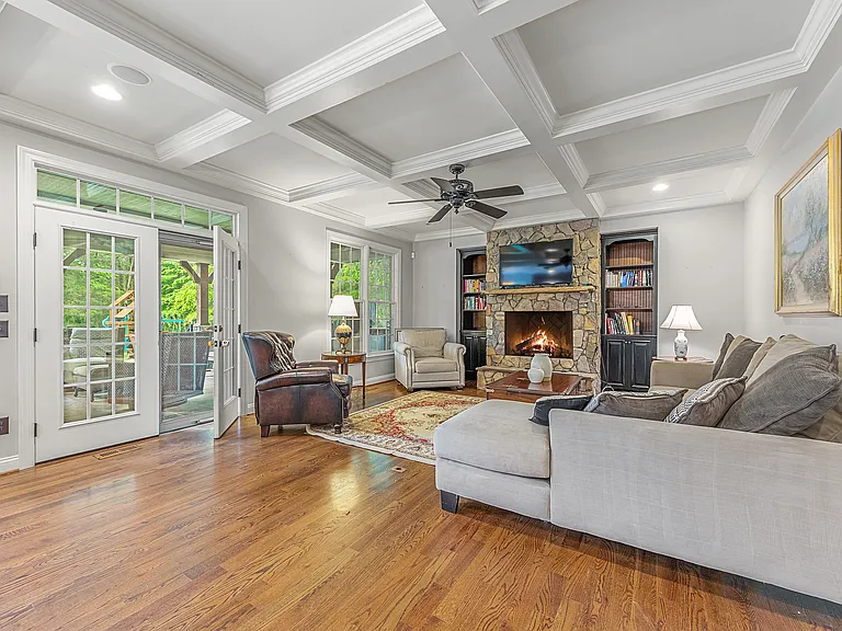 405 Pondview Ct — Photo 8