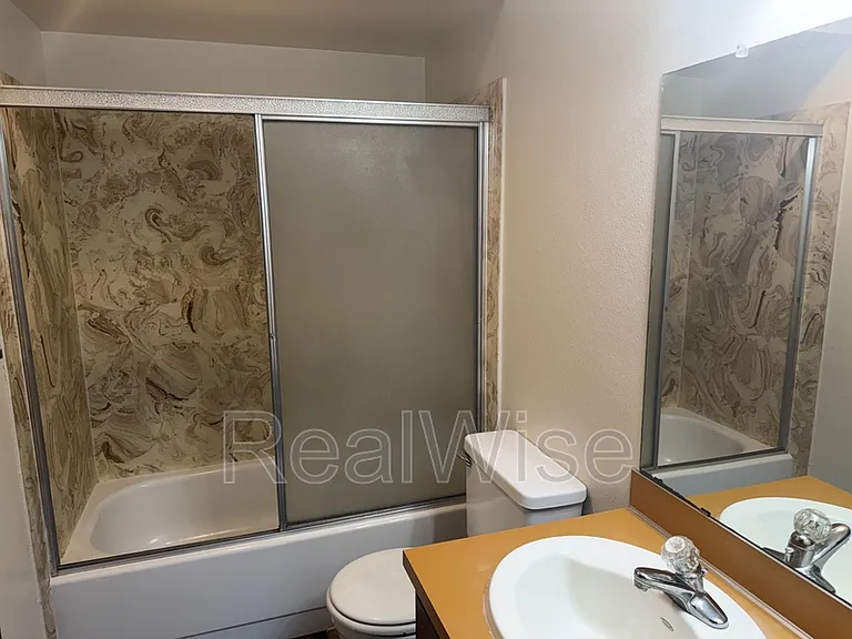 507 NE D St #8 — Photo 10