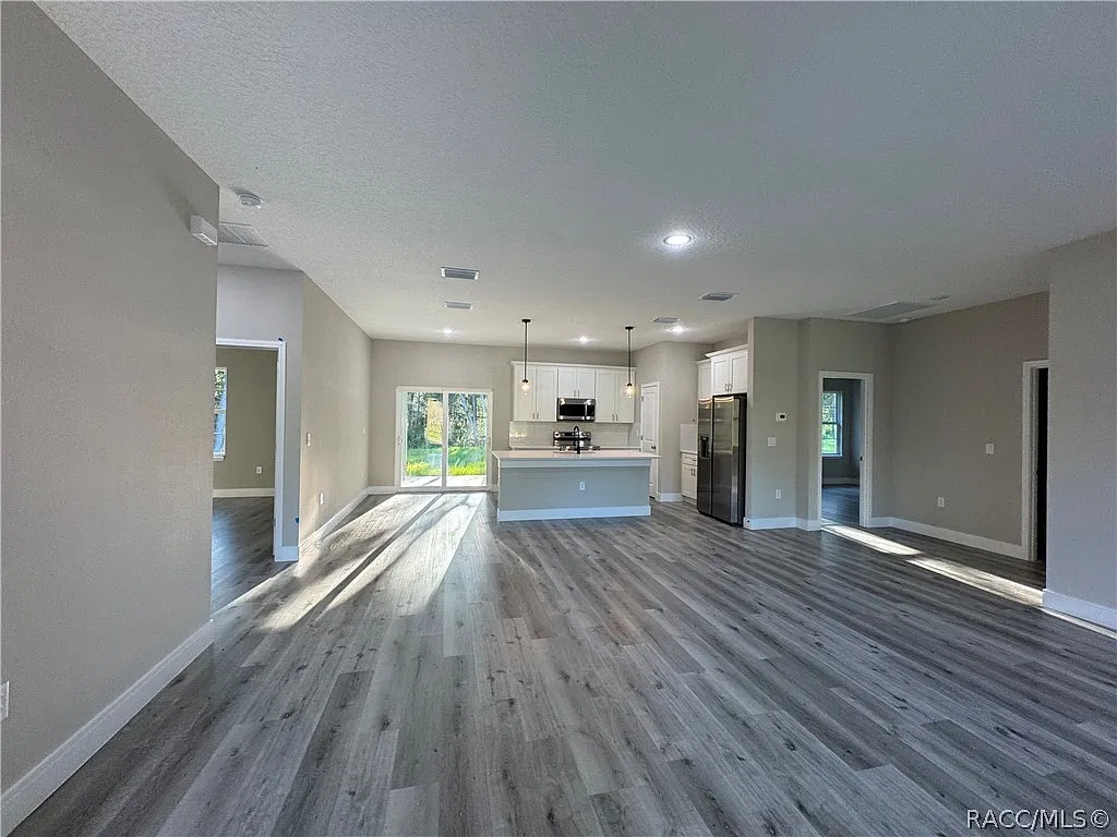 3 bed, 2.0 bath, 1540 sqft, $1,900 — Photo 3