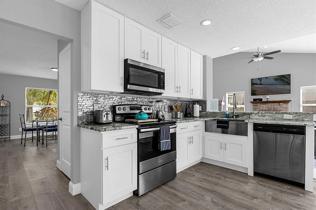 4 bed, 2.5 bath, 2354 sqft, $3,800 — Photo 4