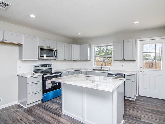 4th image of 2818 Hilltop Dr