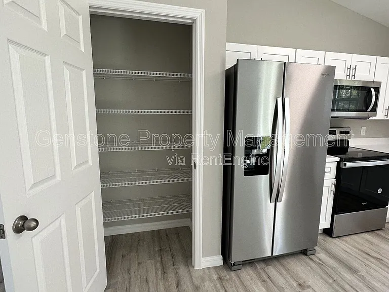 327 Lester Ave S — Photo 4