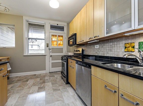 3rd image of 6620 N Glenwood Ave APT 1S