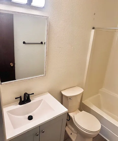 1610 Lloyd St — Photo 6