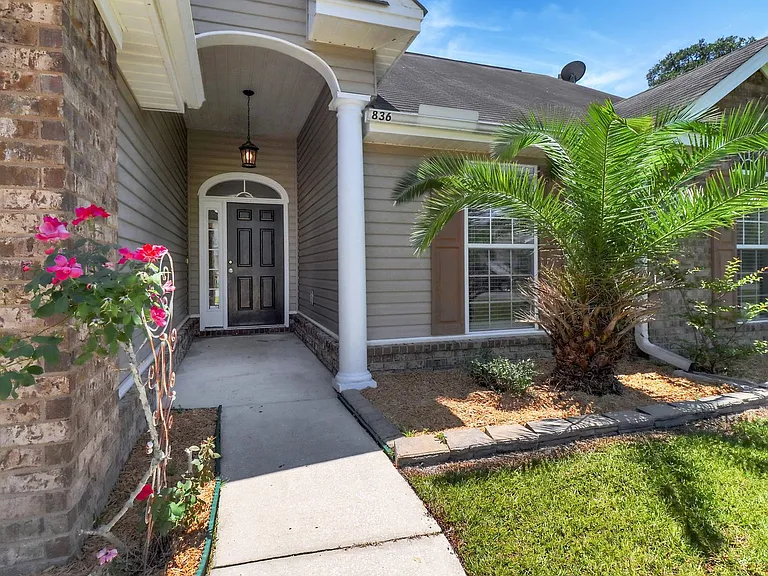 836 Laurel Hill Cir — Photo 3