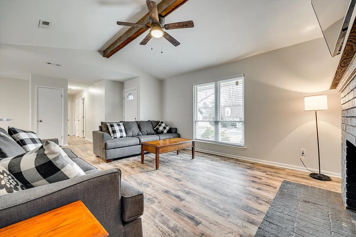3 bed, 2.0 bath, 1297 sqft, $2,800 — Photo 3