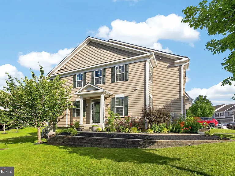 271 Fairfield Cir W — Photo 2