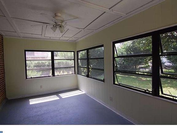 5th image of 208 Westwood Park Dr