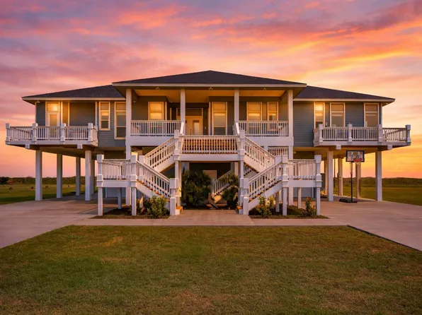 672 Villa Dr, Crystal Beach, TX 77650