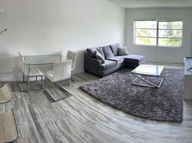 2825 NE 201st Ter, Aventura, FL