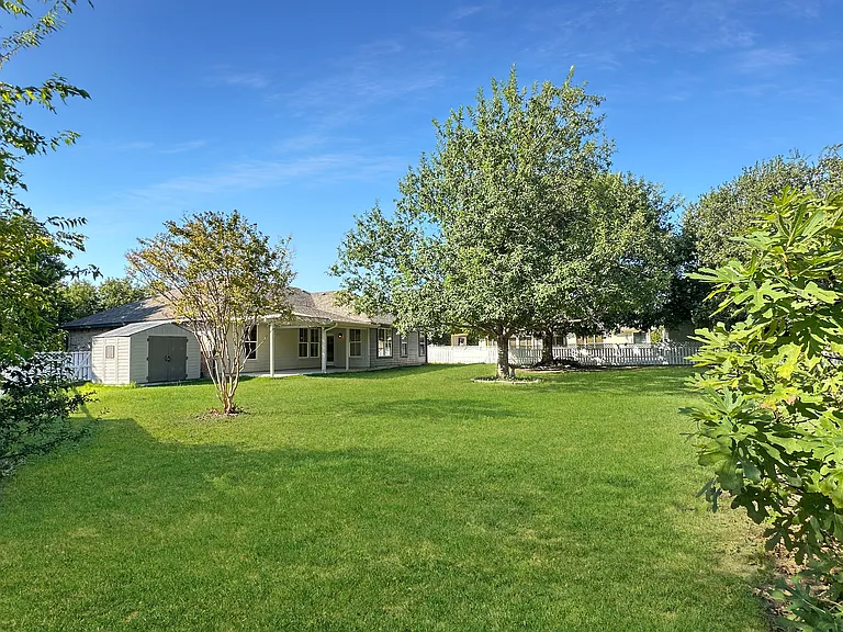 1415 Azalea Ln — Photo 9